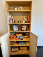 a book shelf filled with lots of books at Le Planzollais in Planzolles