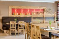 een eetkamer met een tafel en stoelen bij die Post Hotel mit Self Check-In in Bad Grönenbach