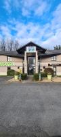 un edificio con un letrero que lee el fuego de salida en Hotel Inn design Vierzon, en Vierzon