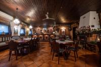 een restaurant met houten plafonds en tafels en stoelen bij Ośrodek LBN-HUTA in Huta