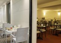 Reštaurácia alebo iné gastronomické zariadenie v ubytovaní Hotel Apollo