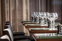 Una fila de mesas con copas de vino sobre ellas en Radisson Blu Scandinavia Hotel, Copenhagen, en Copenhague