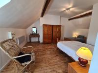 Łóżko lub łóżka w pokoju w obiekcie Maison indépendante avec grand jardin, près de lacs et attractions touristiques, idéale pour famille - FR-1-591-381