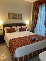 A bed or beds in a room at Hotel Villa Savoia