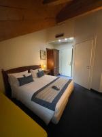 A bed or beds in a room at Hotel Villa Savoia