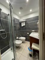 A bathroom at Hotel Villa Savoia
