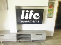 TV a/nebo společenská místnost v ubytování LIFE APARTMENTS EL PORTIL