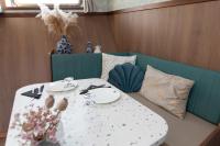 Een zitgedeelte bij Hotelboot Koningin Emma I Kloeg Collection
