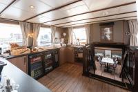 Een zitgedeelte bij Hotelboot Koningin Emma I Kloeg Collection