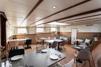 Een zitgedeelte bij Hotelboot Koningin Emma I Kloeg Collection