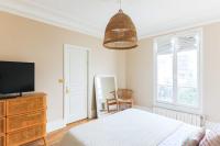 1 dormitorio con 1 cama y TV de pantalla plana en Beautiful 95m2 flat in the heart of Neuilly Sur Seine, en Neuilly-sur-Seine