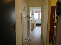 - un couloir dans une chambre dotée d&#39;un réfrigérateur dans l&#39;établissement Les jardins du gros Horloge, studio, à Rouen