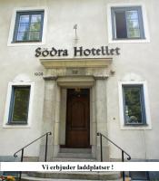 un edificio con una puerta y un cartel para un hotel en Södra Hotellet, en Norrköping