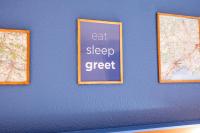 a blue wall with a sign that says cat sleep creep at greet Hotel Belleville en Beaujolais A6 in Belleville-sur-Saône