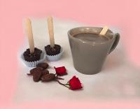 a cup of coffee with two roses and chocolate at Pause au pied des Cevennes in Alès