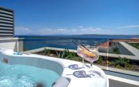Nápoje v ubytovaní Exclusive Seafront Suite with jacuzzi