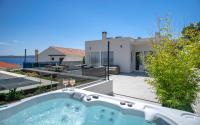 Bazén v ubytovaní Exclusive Seafront Suite with jacuzzi alebo v jeho blízkosti