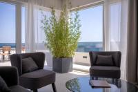 Posedenie v ubytovaní Exclusive Seafront Suite with jacuzzi