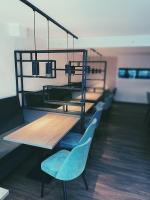 een rij tafels en stoelen met een kroonluchter bij Dünencamping Amrum in Wittdün