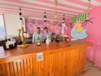 Dois homens num bar num restaurante. em Maitree Beach Resort em Arambol