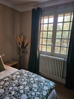 a bedroom with a bed and a window at Chambres d&#39;hôtes Le Montagné in Villeneuve-lès-Avignon