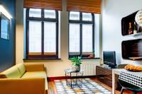 Televízia a/alebo spoločenská miestnosť v ubytovaní Home & Travel