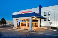 un cartel de hampton inn en la parte delantera de un edificio en Hampton Inn Longmont, en Longmont