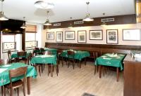 Restoran või mõni muu söögikoht majutusasutuses Pivovar a restaurace Faltus