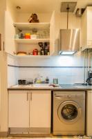 eine Küche mit Waschmaschine in der Unterkunft Chic apart avec parking tout près de Paris in Saint-Denis