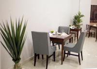un comedor con mesa, sillas y una planta en Seraj Amman Hotel, en Amán