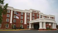 un gran edificio de ladrillo rojo con bandera americana en Hampton Inn Easton, en Easton