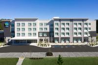 Un gran edificio blanco con un estacionamiento enfrente. en Tru by Hilton Beaufort, Sc, en Beaufort