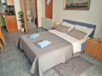 Posteľ alebo postele v izbe v ubytovaní Apartments in Jasenice 41709