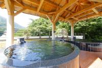 天成園の敷地内または近くにあるプール