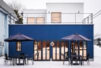 ŌnumaにあるYUKARA Glamping 北海道大沼公園の青い建物