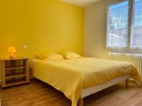 Łóżko lub łóżka w pokoju w obiekcie Maison de vacances spacieuse près de la forêt, avec jardin, cheminée, wifi, et équipements de loisirs. - FR-1-306-1223