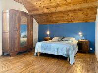 Łóżko lub łóżka w pokoju w obiekcie Maison de vacances spacieuse près de la forêt, avec jardin, cheminée, wifi, et équipements de loisirs. - FR-1-306-1223