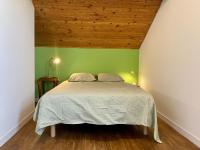 Łóżko lub łóżka w pokoju w obiekcie Maison de vacances spacieuse près de la forêt, avec jardin, cheminée, wifi, et équipements de loisirs. - FR-1-306-1223