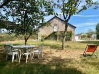 Ogród w obiekcie Maison de vacances spacieuse près de la forêt, avec jardin, cheminée, wifi, et équipements de loisirs. - FR-1-306-1223