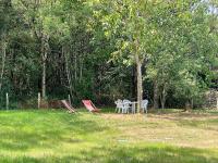 Ogród w obiekcie Maison de vacances spacieuse près de la forêt, avec jardin, cheminée, wifi, et équipements de loisirs. - FR-1-306-1223