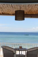 吉利美诺Seri Resort Gili Meno - Adults Only的海滩上的桌子,享有海景