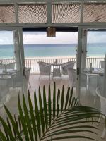 吉利美诺Seri Resort Gili Meno - Adults Only的从海滨别墅的门廊可欣赏到海景