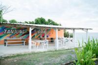 een restaurant met tafels en stoelen voor de oceaan bij Woywoy Paradise in Bira