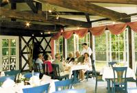 a group of people sitting at a table in a restaurant at Hotel am Spreebogen in Burg