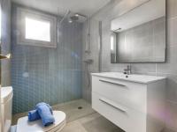 Kúpeľňa v ubytovaní Apartment Platja de Roses-6 by Interhome
