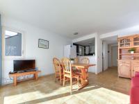 Televízia a/alebo spoločenská miestnosť v ubytovaní Apartment Platja de Roses-5 by Interhome