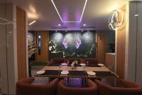 Un comedor con mesa y sillas en KP Hotels, en Begusarai