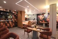 Un restaurante con una mesa y sillas en una habitación. en KP Hotels, en Begusarai