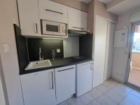 Kuchyňa alebo kuchynka v ubytovaní Studio Cabine avec Terrasse, Piscine et Parking Privé à Marseillan - FR-1-326-774