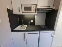 Kuchyňa alebo kuchynka v ubytovaní Studio Cabine avec Terrasse, Piscine et Parking Privé à Marseillan - FR-1-326-774